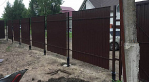 Забор из профлиста на винтовых сваях 1,8 м